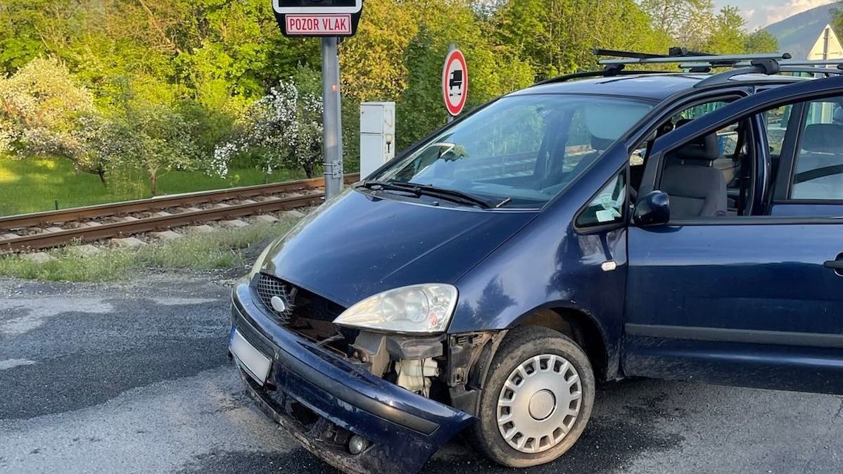 Opilá řidička s bouraným autem na Frýdeckomístecku narazila na policistu v civilu